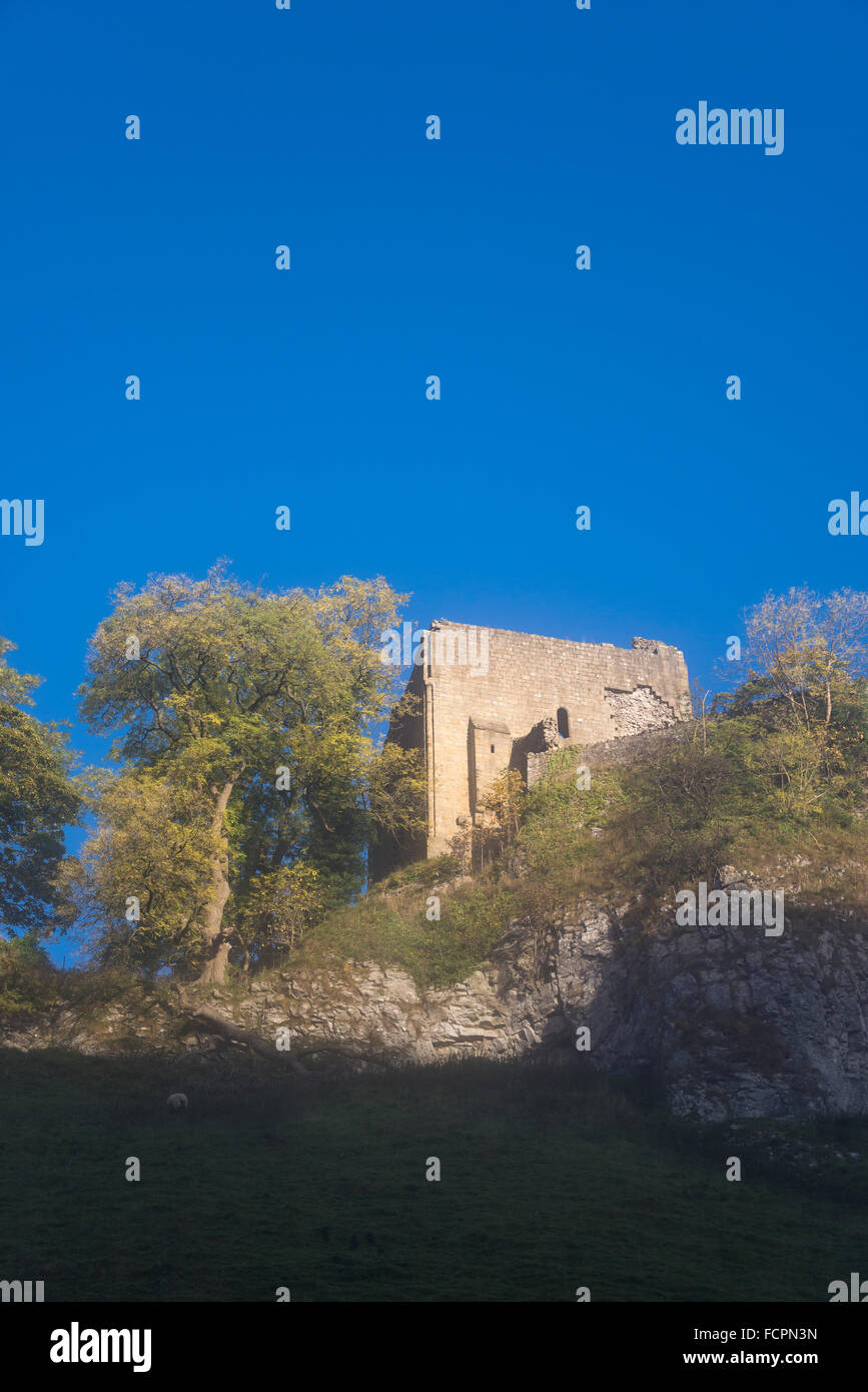 Mira el mantener de Peveril Castle con el azul intenso del cielo encima de la cabeza. Castleton, Derbyshire. Foto de stock