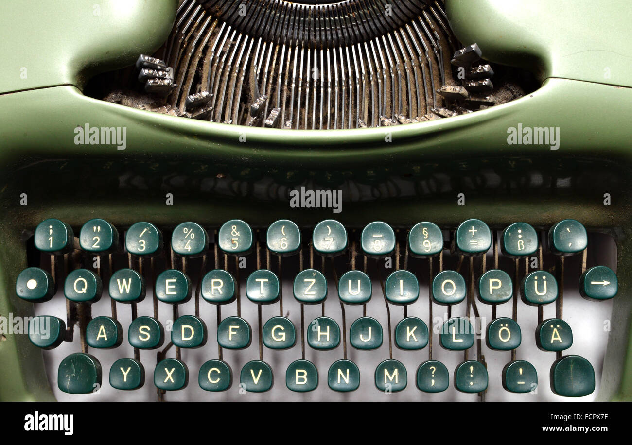 Máquina de escribir vintage verde fotografías e imágenes de alta resolución  - Alamy