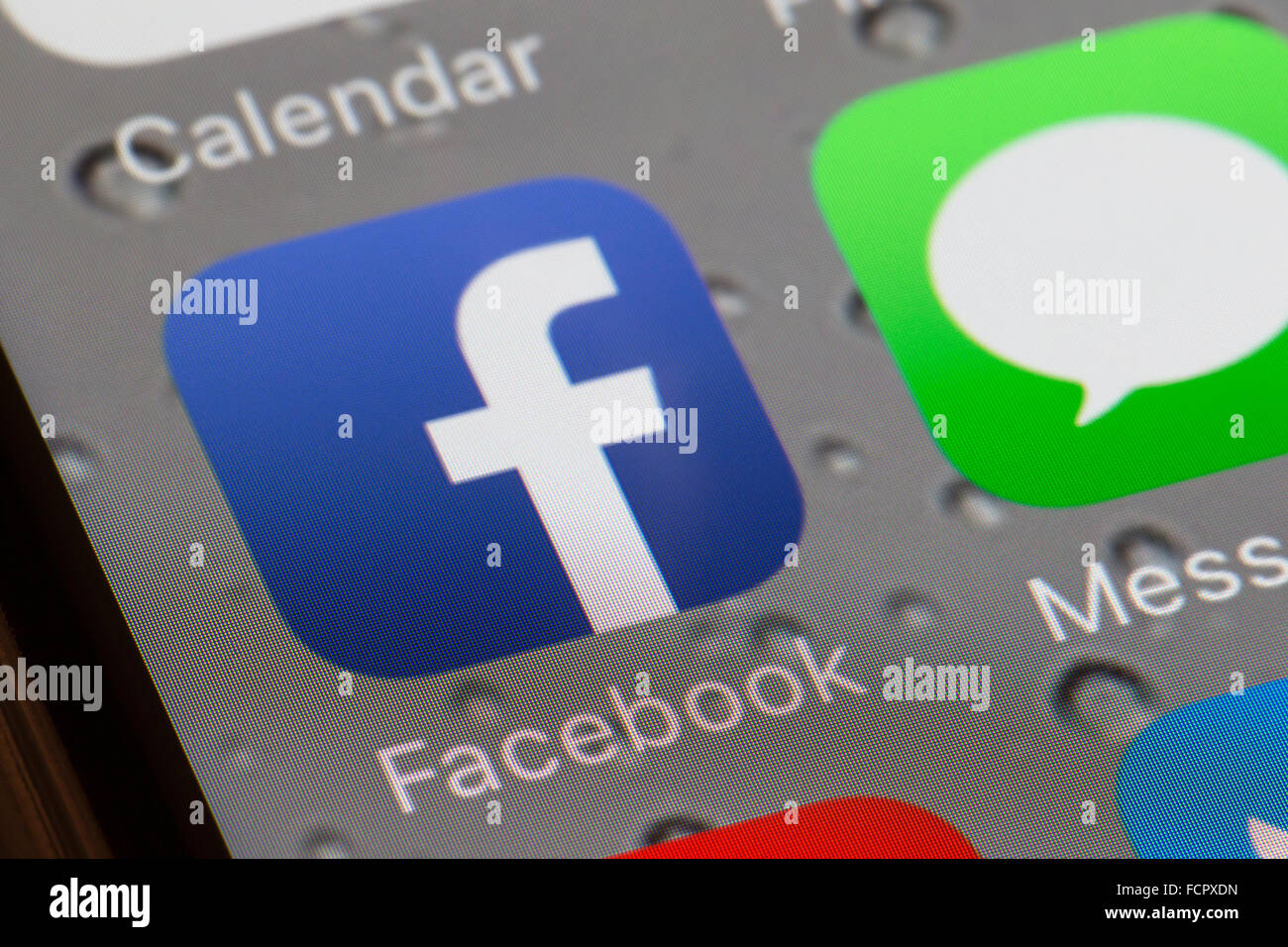 Facebook app icono en una pantalla iphone 6 Foto de stock