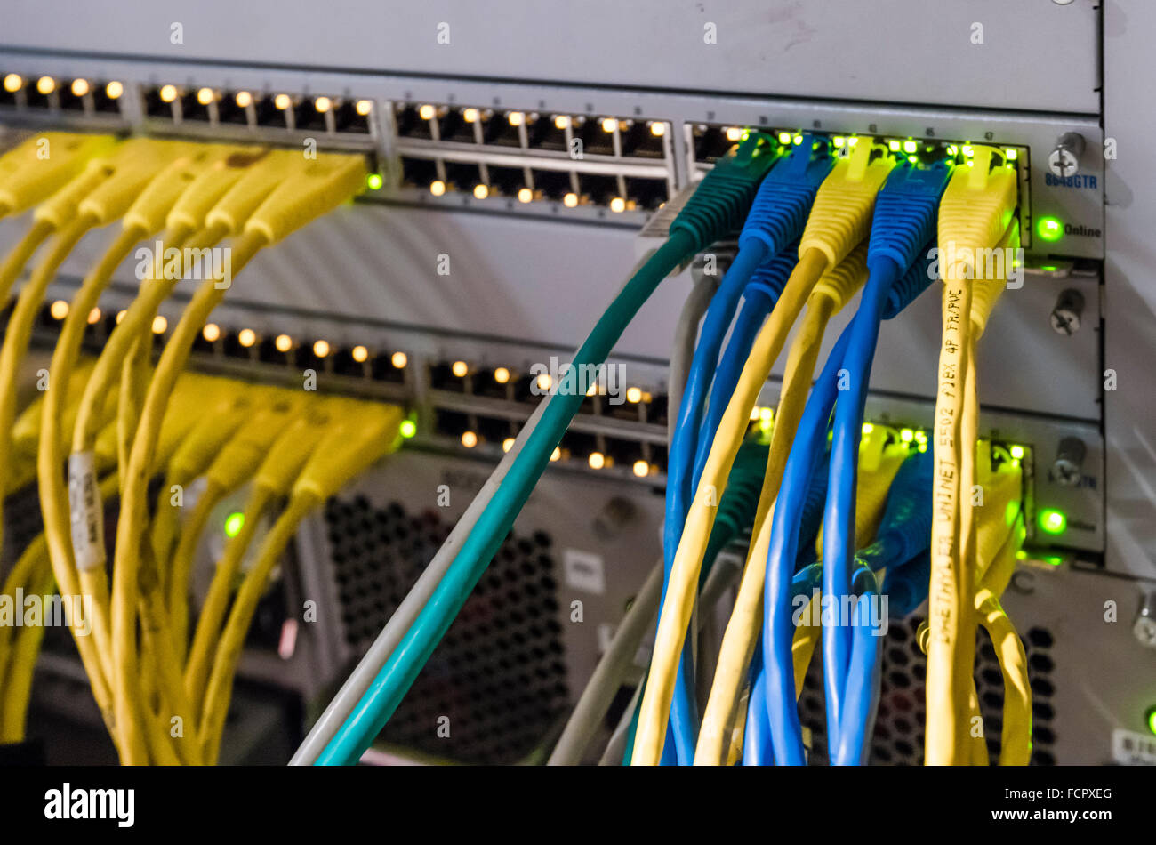 Red informática router / switch con cables de LAN Fotografía de stock -  Alamy