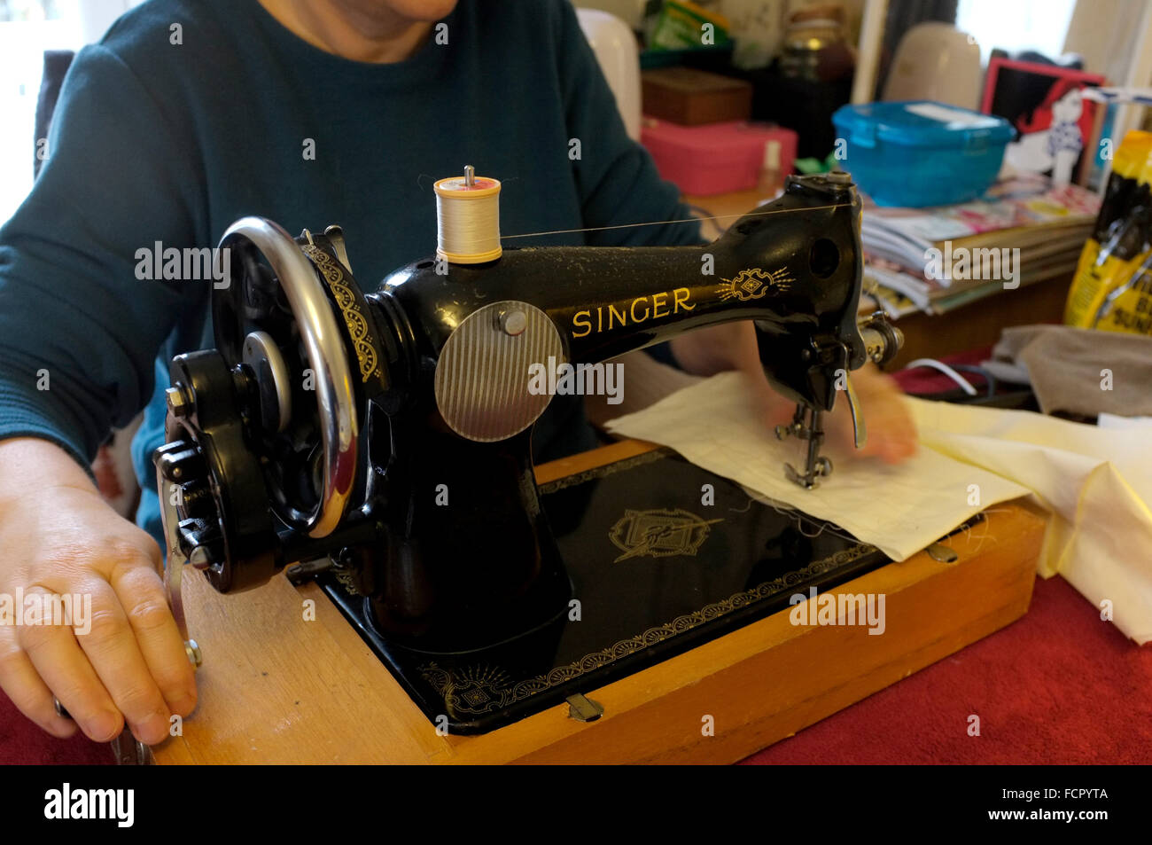 Máquina de coser manual de operación ciudad de Canterbury East Kent uk  enero 2016 Fotografía de stock - Alamy