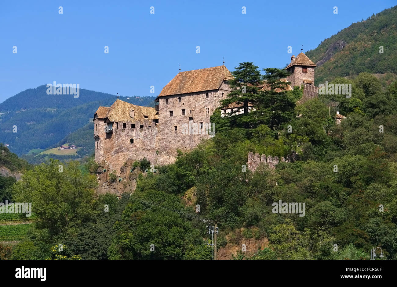 Burg Runkelstein en Bozen - castillo Runkelstein en Alto Adige, Bolzano Foto de stock
