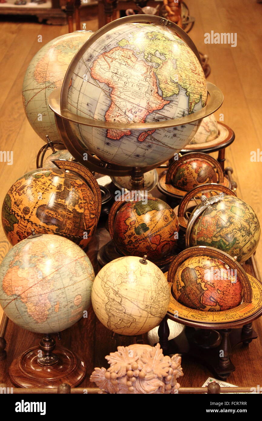 Muchos globos mundial diferente a la venta en una tienda de antigüedades Foto de stock