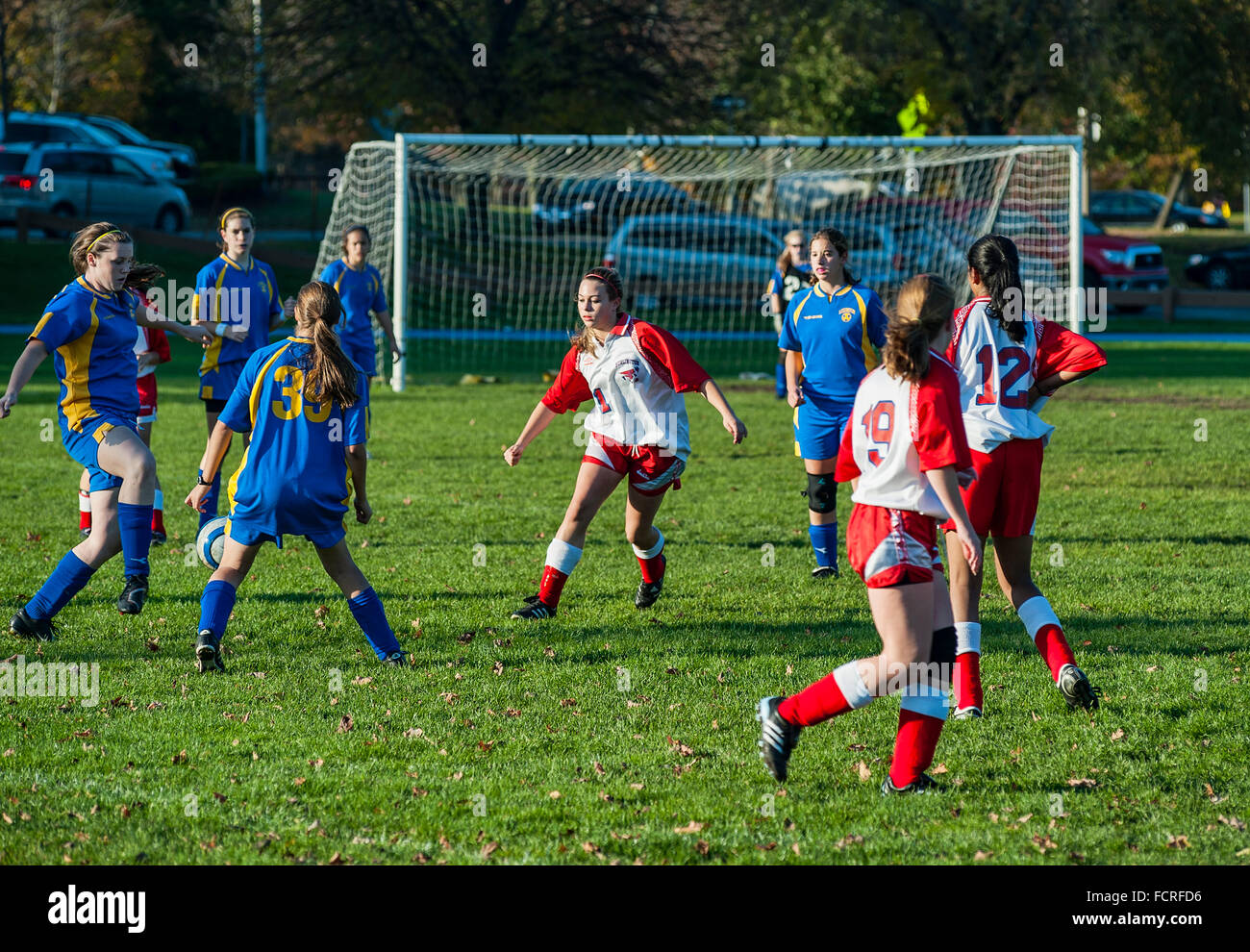 Los jóvenes muchachas juego de fútbol. Foto de stock