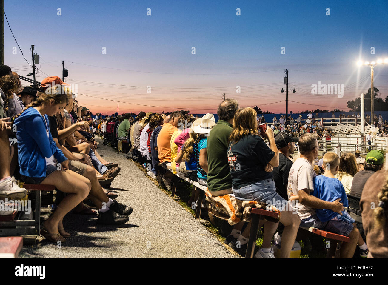 Los espectadores en un rodeo, Cowtown, Nueva Jersey, EE.UU. Foto de stock