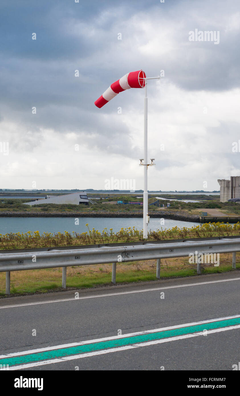 Windsock indicando el fuerte viento a lo largo de la costa holandesa Foto de stock