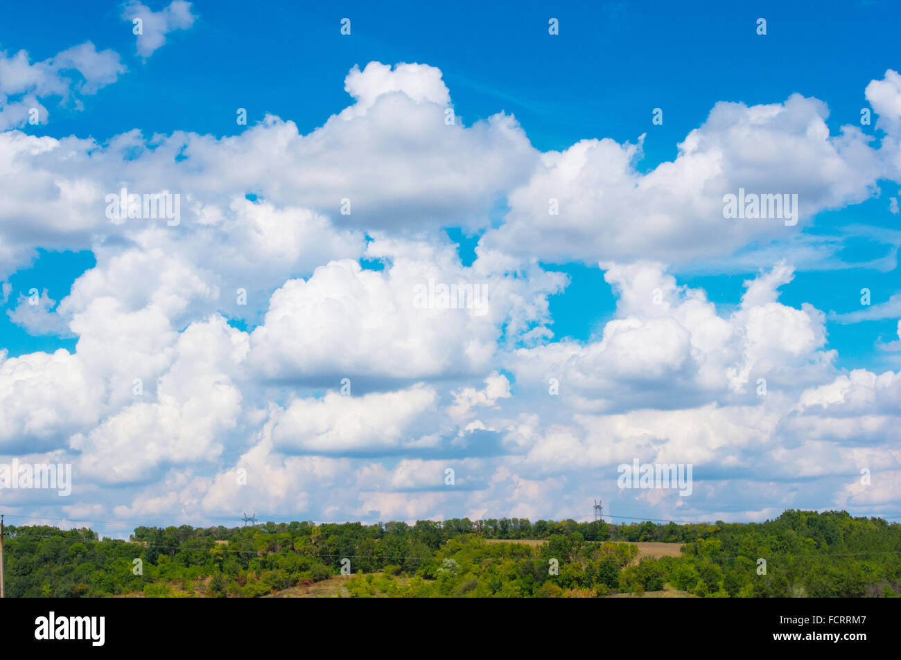 Paisaje de verano con hierba verde, pueblo, los campos y las bellas nubes, Donbass Foto de stock