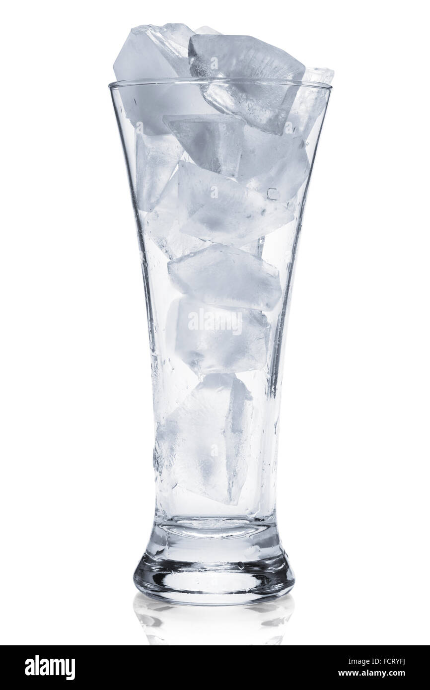 Vaso lleno de hielo aislado sobre fondo blanco. Foto de stock