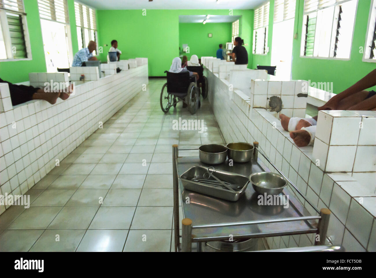 Los pacientes en la sala de tratamiento de Sitanala lepra (enfermedad de Hansen) hospital de Tangerang, la provincia de Banten, en Indonesia. Foto de stock