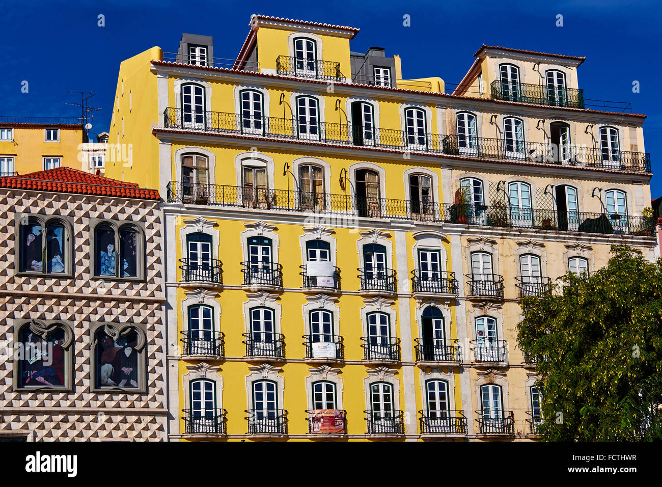Portugal, Lisboa, edificio frente sobre la calle rua Cais de Santarem Foto de stock