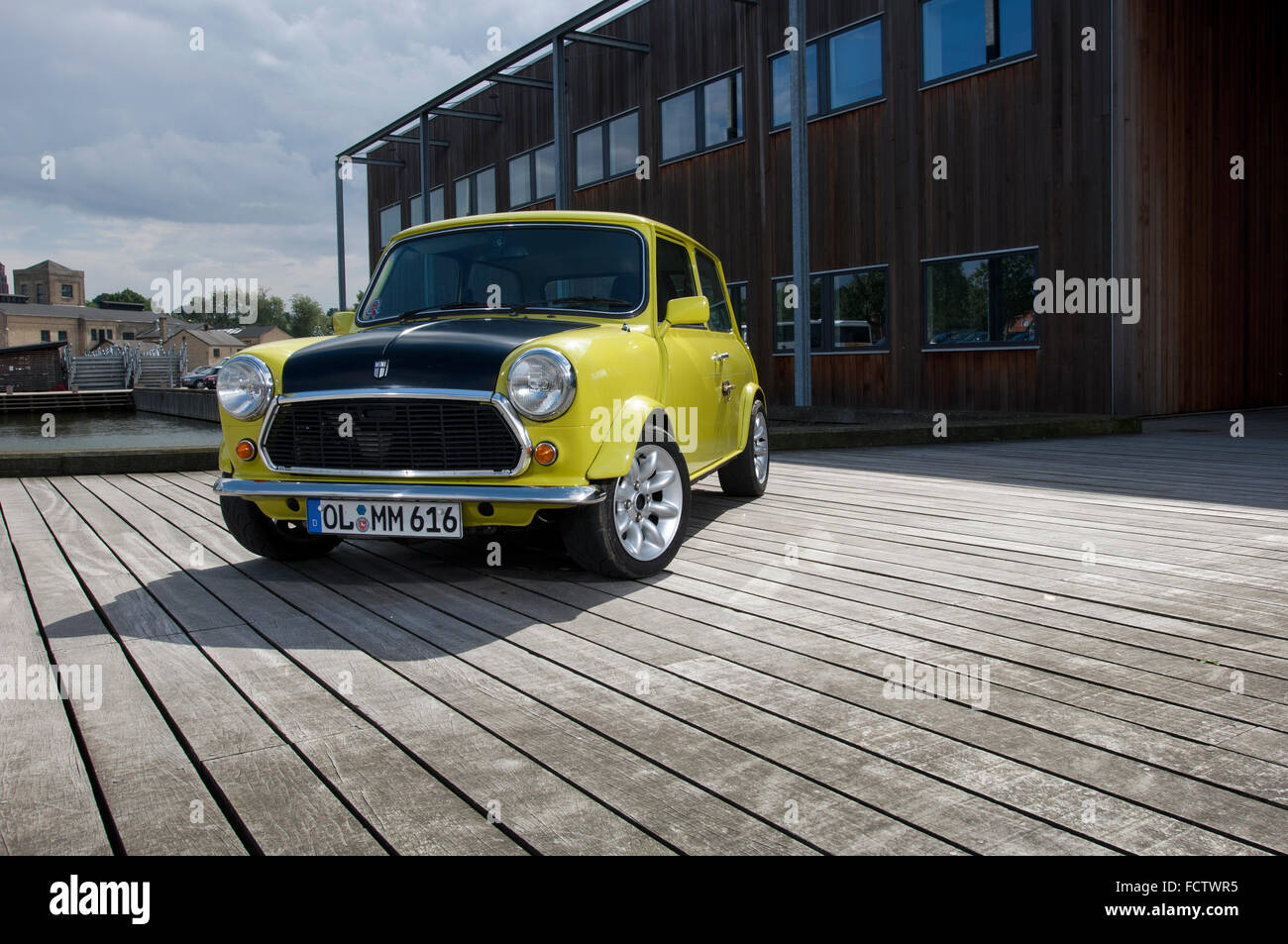 Estilo Mr Bean Mini Coche Completo Con Tornillos En Las Puertas Fotografia De Stock Alamy Estilo Mr Bean Mini Coche Completo Con Tornillos En Las Puertas Fotografia De Stock Alamy