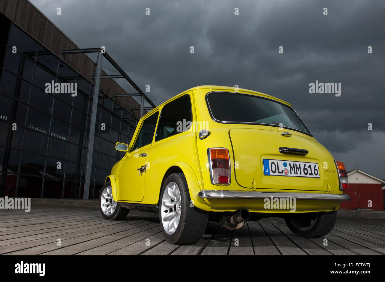 Estilo Mr Bean Mini Coche Completo Con Tornillos En Las Puertas Fotografia De Stock Alamy Estilo Mr Bean Mini Coche Completo Con Tornillos En Las Puertas Fotografia De Stock Alamy