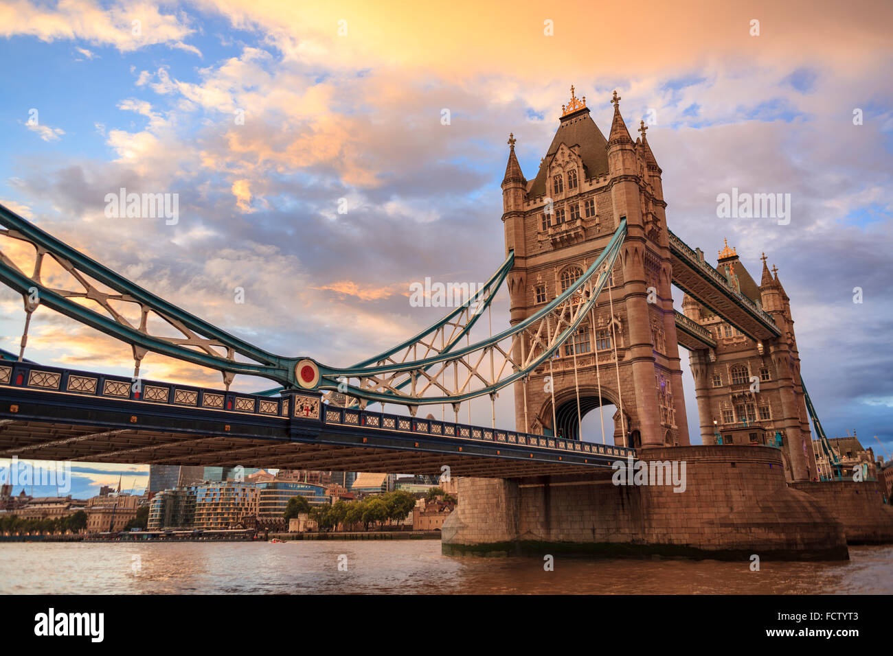 En orange Sunset Tower Bridge, Londres Foto de stock
