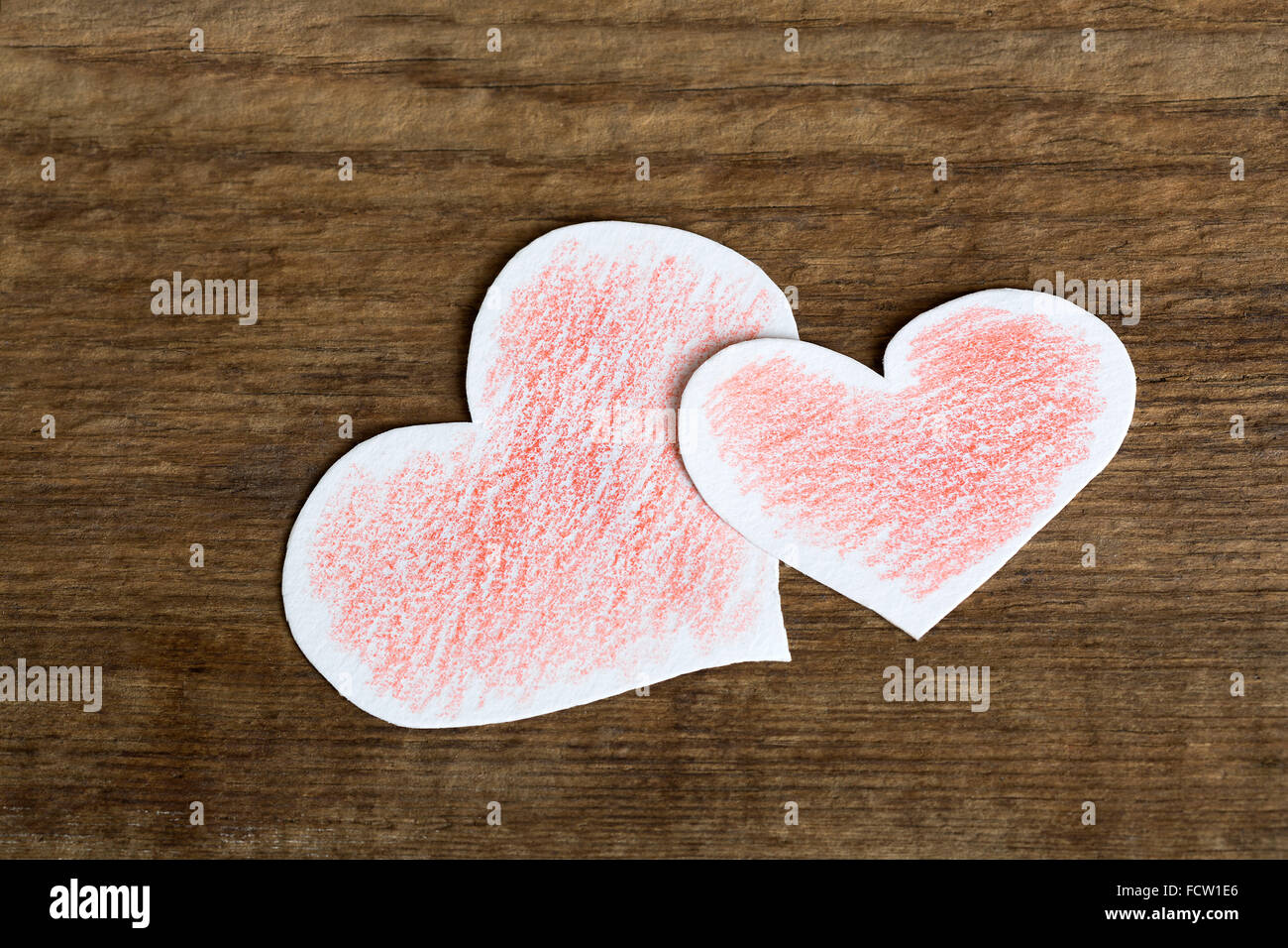 Dos corazones de papel rojo sobre fondo de madera Foto de stock