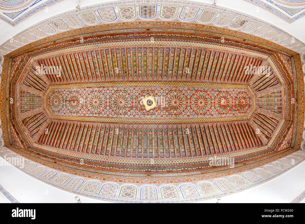 Techo en una de las salas del palacio Bahia en Marrakech, Marruecos. Foto de stock