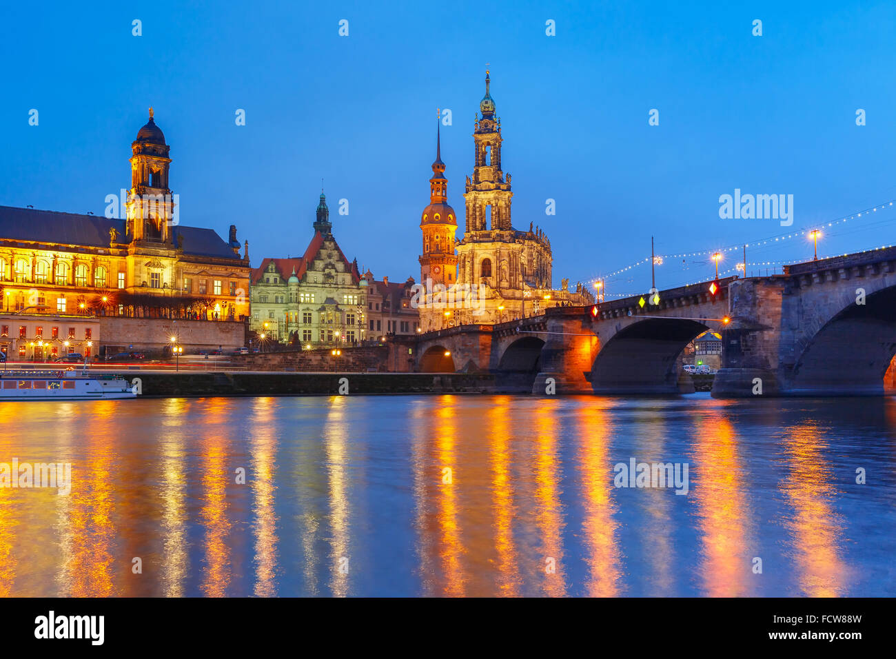 La Ciudad Vieja y en la noche de Elba en Dresde, Alemania Foto de stock