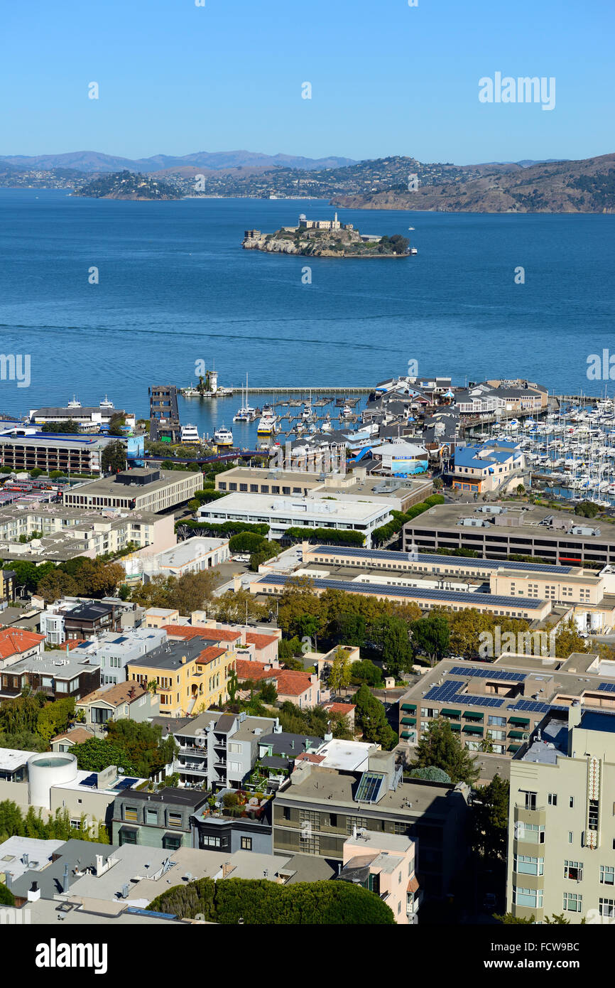 Vista elevada de Marina y la Isla de Alcatraz desde la torre Coit en Telegraph Hill, San Francisco, California, EE.UU. Foto de stock