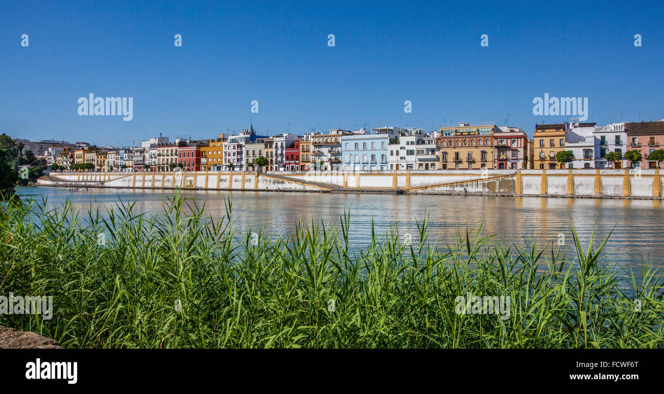 España, Andalucía, provincia de Sevilla, Sevilla, vista del barrio de Triana, en la ribera oeste del río Guadalquivir. Foto de stock