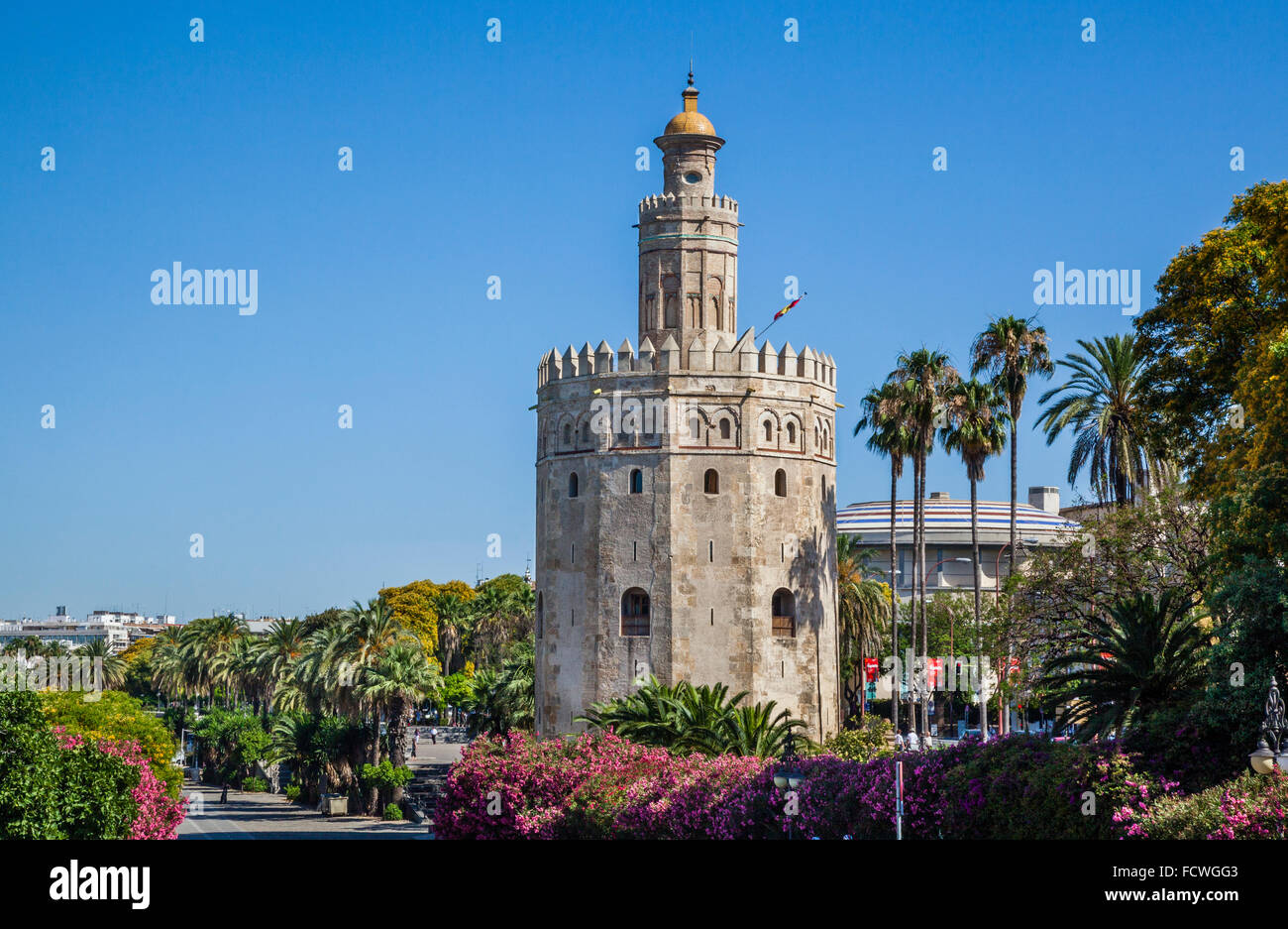 España, Andalucía, provincia de Sevilla, Sevilla, vista de la Torre del Oro, del siglo xiii dodecagonal atalaya militar sobre la ba Foto de stock