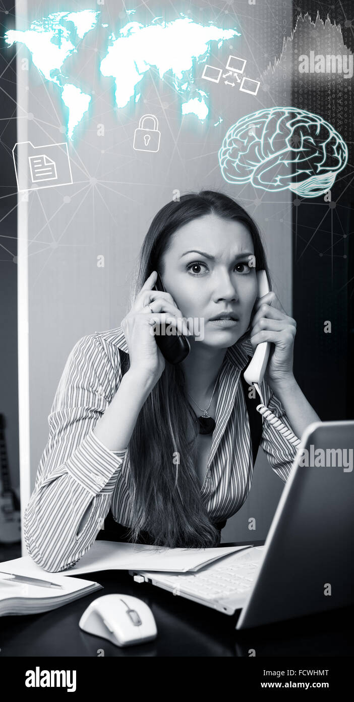 Joven trabajador de oficina hablando por teléfono celular en dos oficinas. Los elementos de esta imagen proporcionada por la NASA Foto de stock