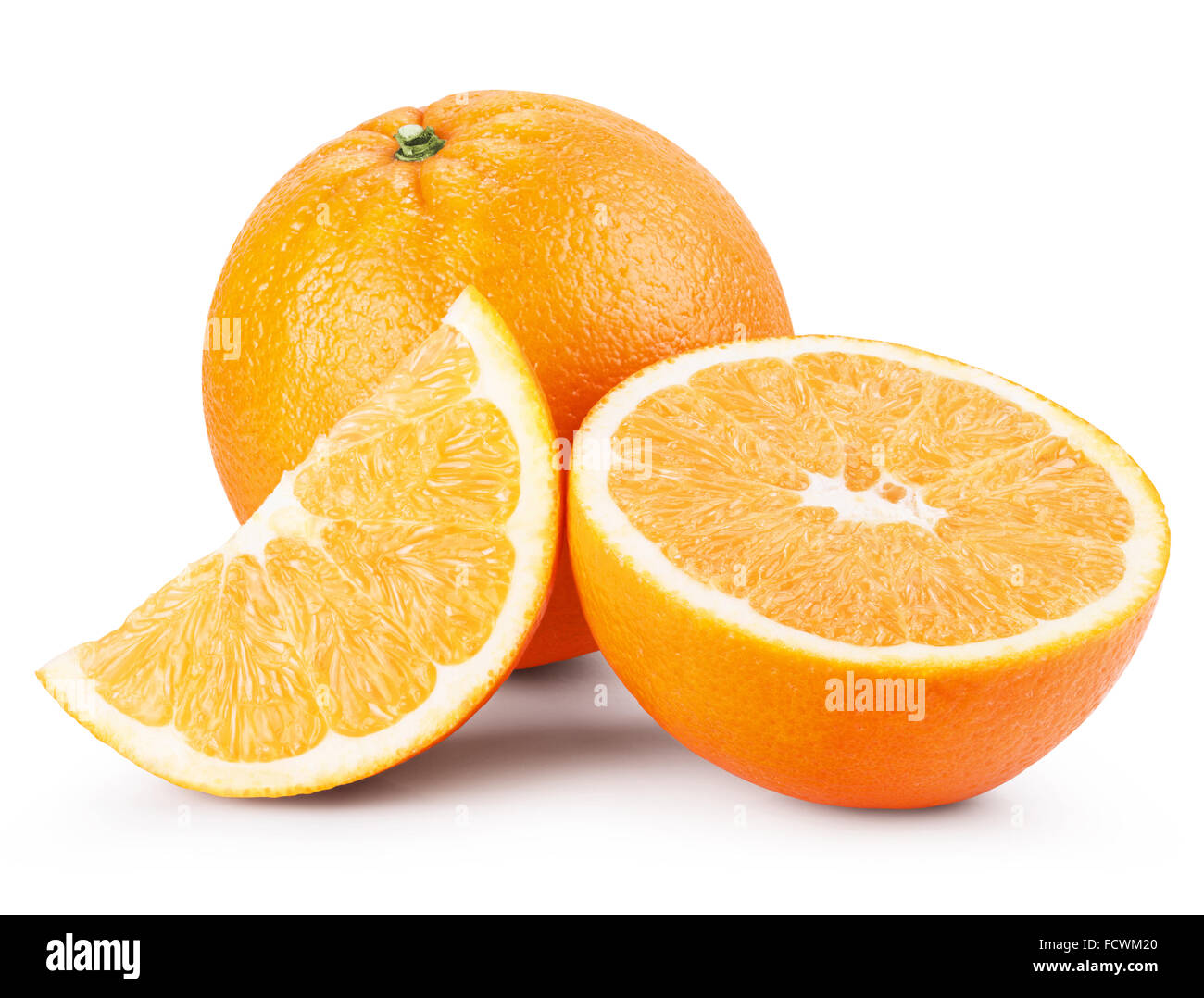 Frutas con rodajas de naranja aislado sobre fondo blanco. Trazado de recorte Foto de stock