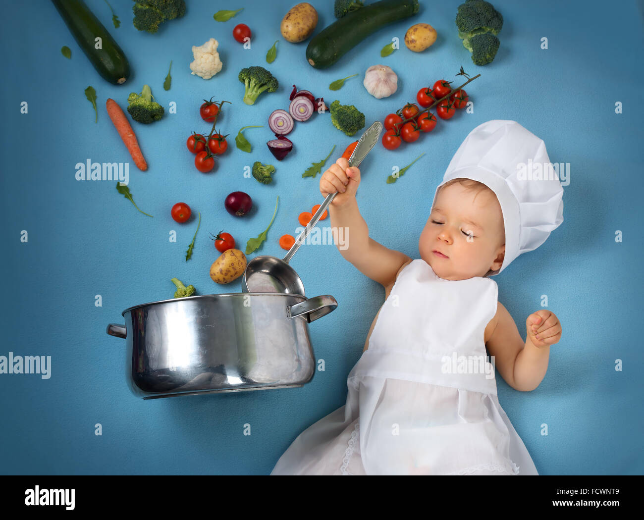 nombre piel Lanzamiento Baby Boy en chef hat con cocinar pan y verduras Fotografía de stock - Alamy