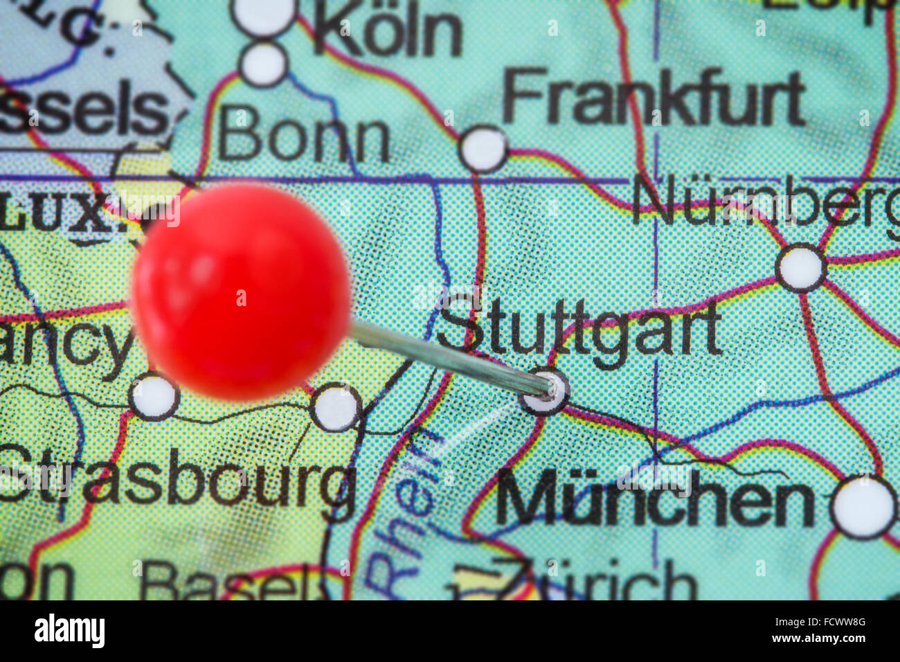 Close-up de una chincheta roja en un mapa de Stuttgart, Alemania. Foto de stock
