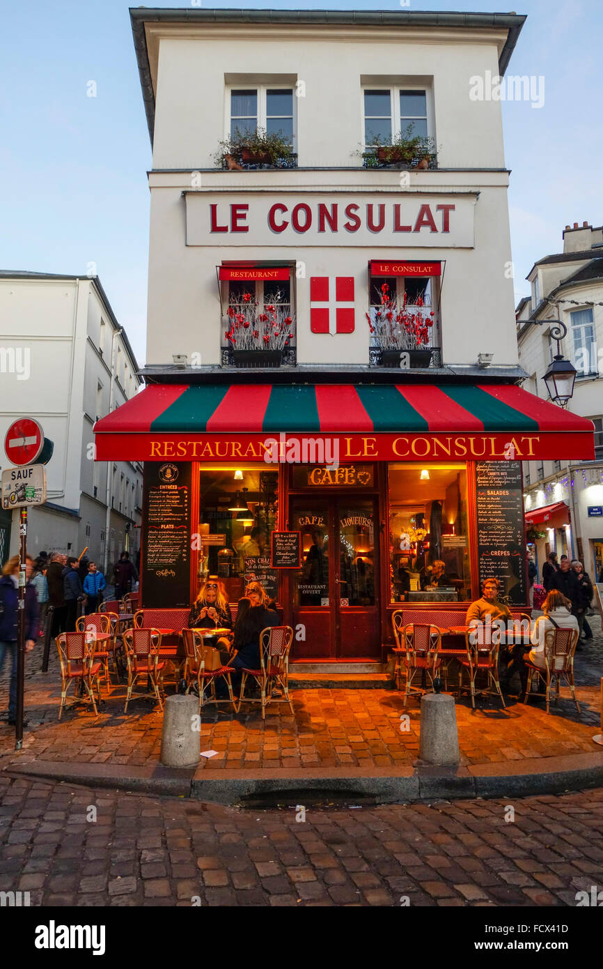 Viejo Café Le Consulat, café parisino, tarde, Montmartre, el 18º arrondissement de París, Francia. Foto de stock