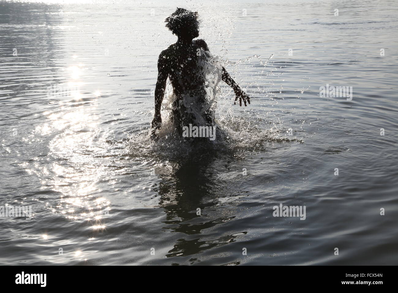 El hombre cae en las aguas del Ganges en Kolkata, India - visión de la Libertad Foto de stock