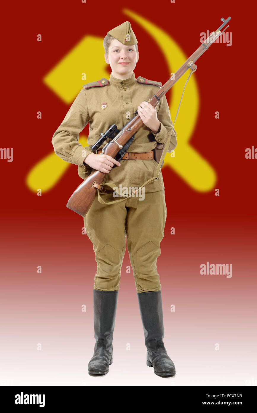 Una mujer en uniforme militar ruso de la gran bandera de la URSS Patrioti  sobre antecedentes Fotografía de stock - Alamy