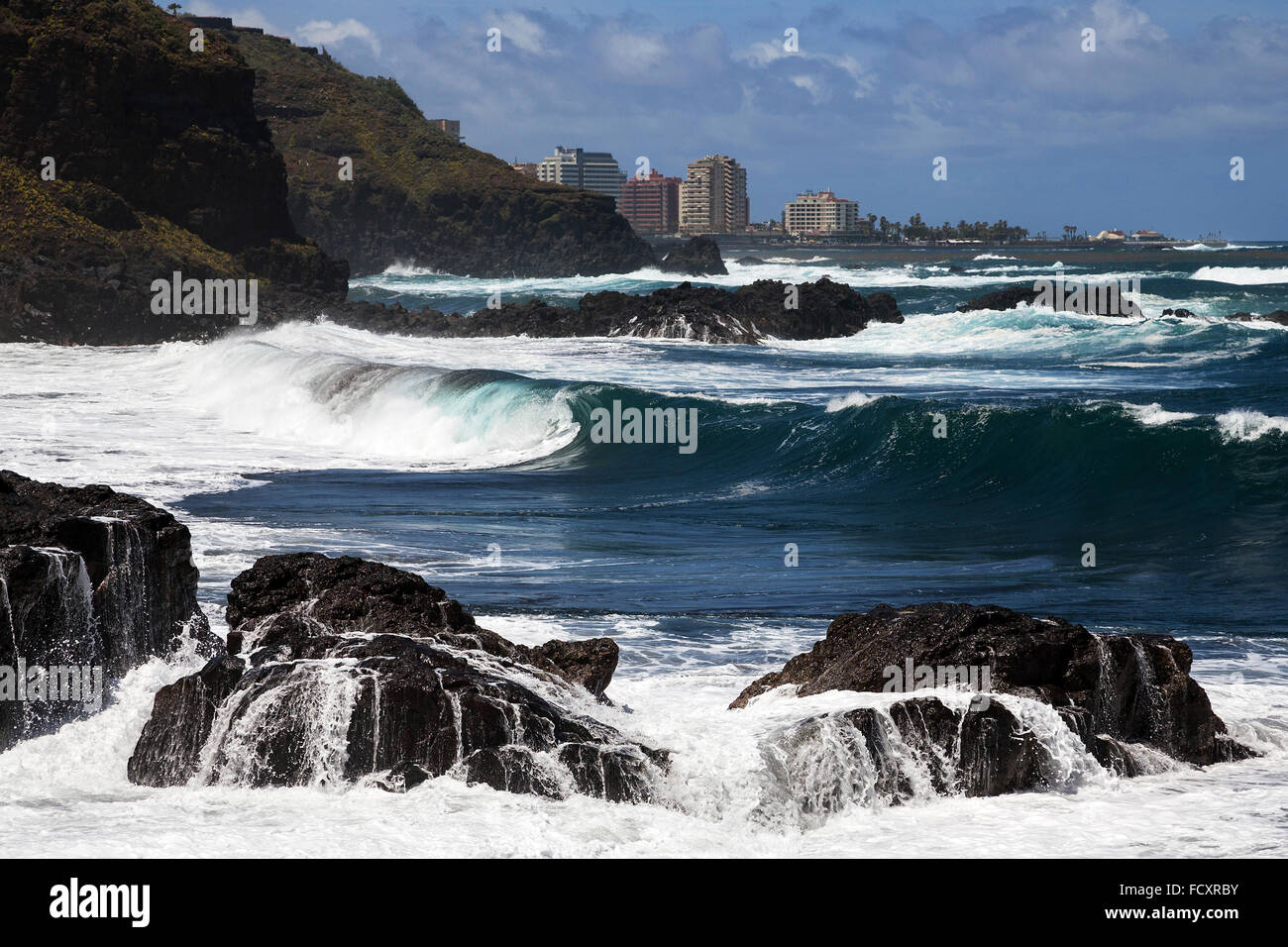 Olas, surf, Playa Bollullo, detrás de Puerto de la Cruz, Tenerife, Islas  Canarias, España Fotografía de stock - Alamy
