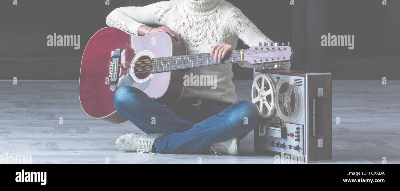 Chica con guitarra y cinta Foto de stock