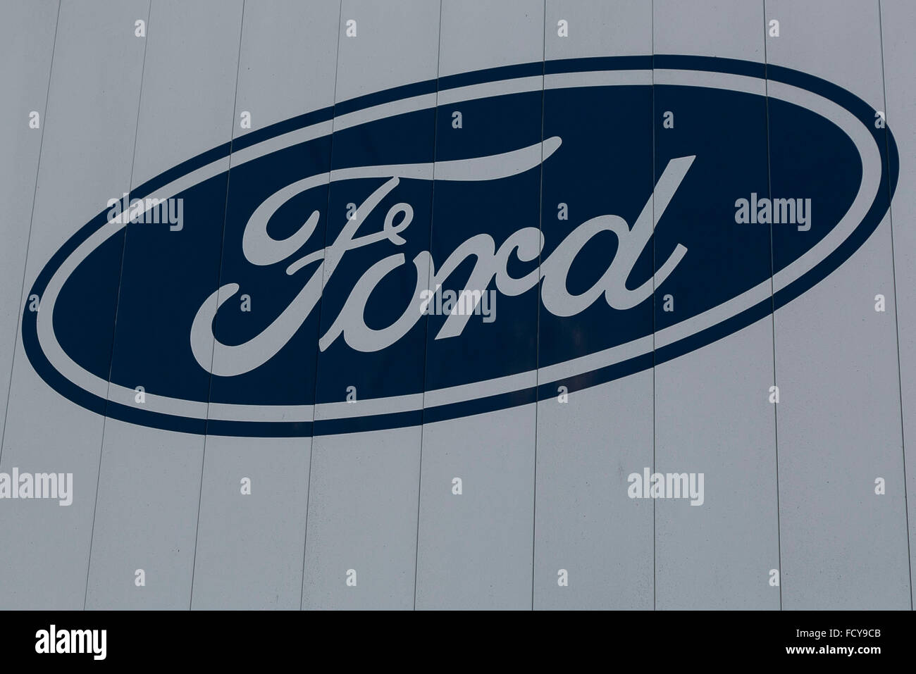 Un Ford cartel en la pantalla fuera de un concesionario de coches en Tokio,  Japón, el 26 de enero de 2016. Ford Motor Co. anunció el lunes que planea  cerrar las operaciones