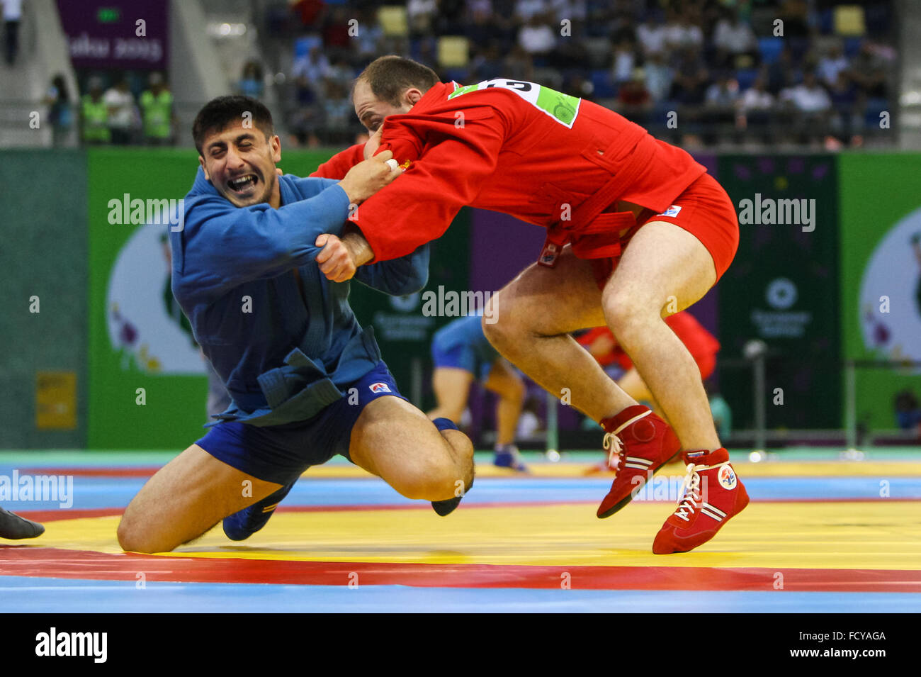 Davit Karbelashvili (GEO, rojo) vs Kanan Gasimov (AZE, azul). Medalla de Bronce. Hombre de 90 kg. Sambo. Heydar Aliyev Arena. Bakú2015. 1 Juegos de Europa. Bakú. Azerbaiyán. 22/06/2015 Foto de stock