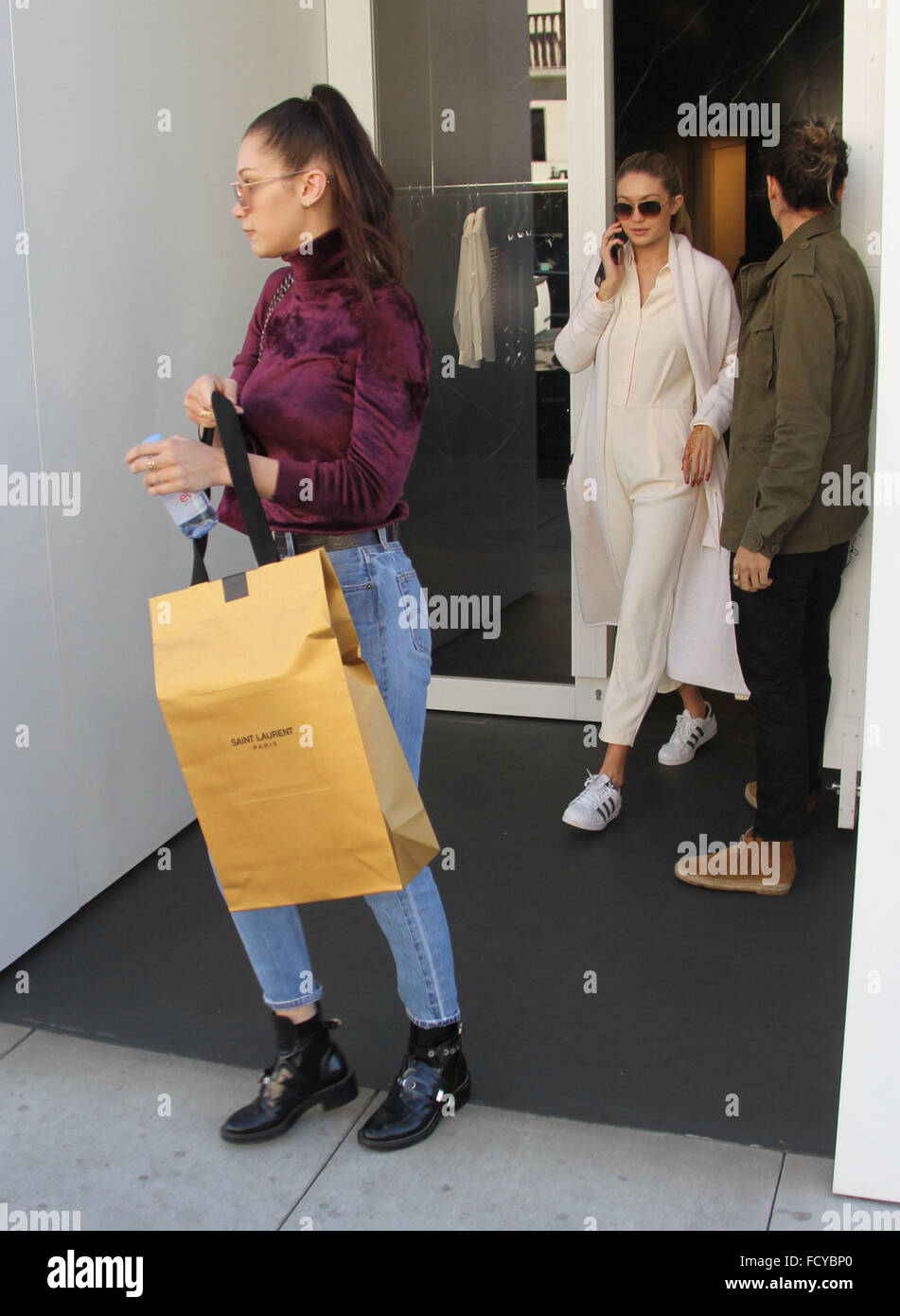 Hermanas Bella y Gigi Hadid ir comprar ropa a Yves Saint Laurent con: Bella  Hadid, Gigi Hadid donde: Los Angeles, California, Estados Unidos Cuándo: 23  dic 2015 Fotografía de stock - Alamy