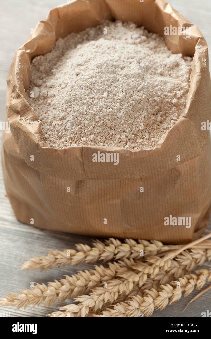 Secado de trigo y harina de trigo en una bolsa de papel Foto de stock
