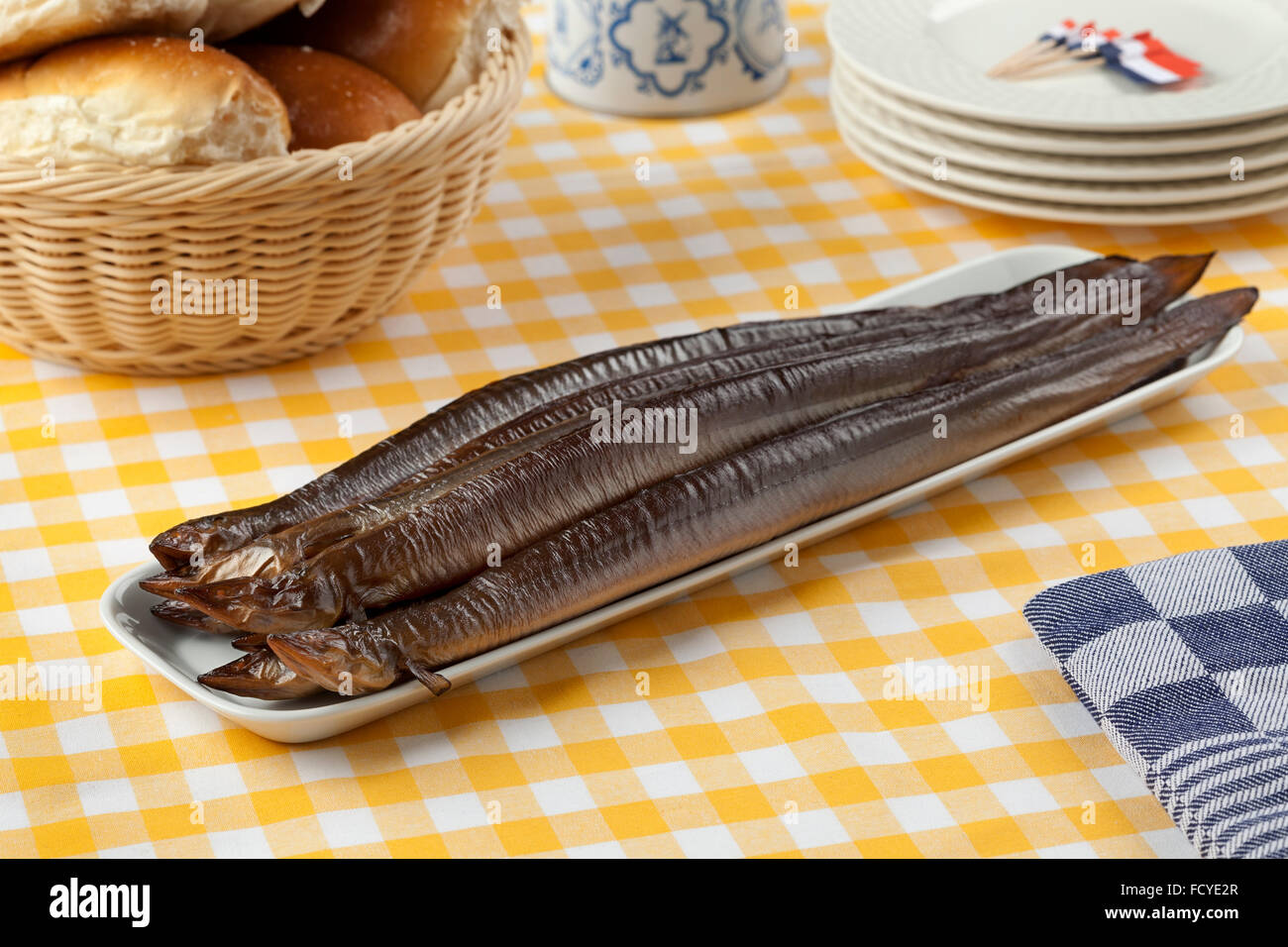 Plato con ahumados, anguilas y rollos de blanco para el almuerzo Foto de stock