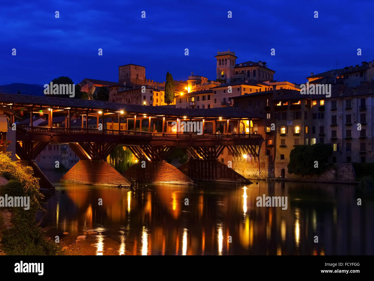 Bassano del Grappa, Ponte Vecchio am Abend - Bassano del Grappa, Ponte Vecchio por la noche en el norte de Italia Foto de stock