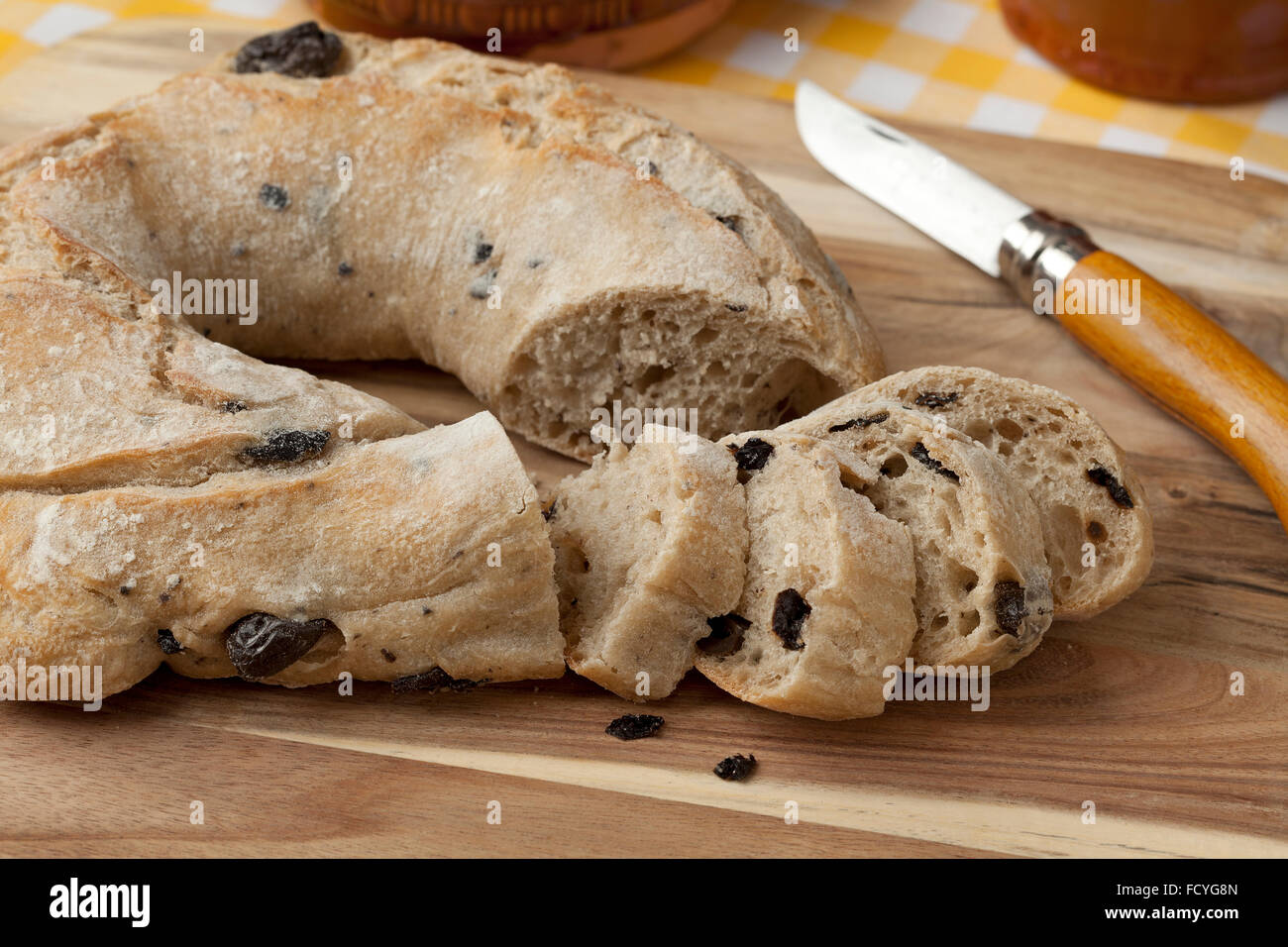 Recién horneadas y rebanadas de pan de aceitunas negras Foto de stock