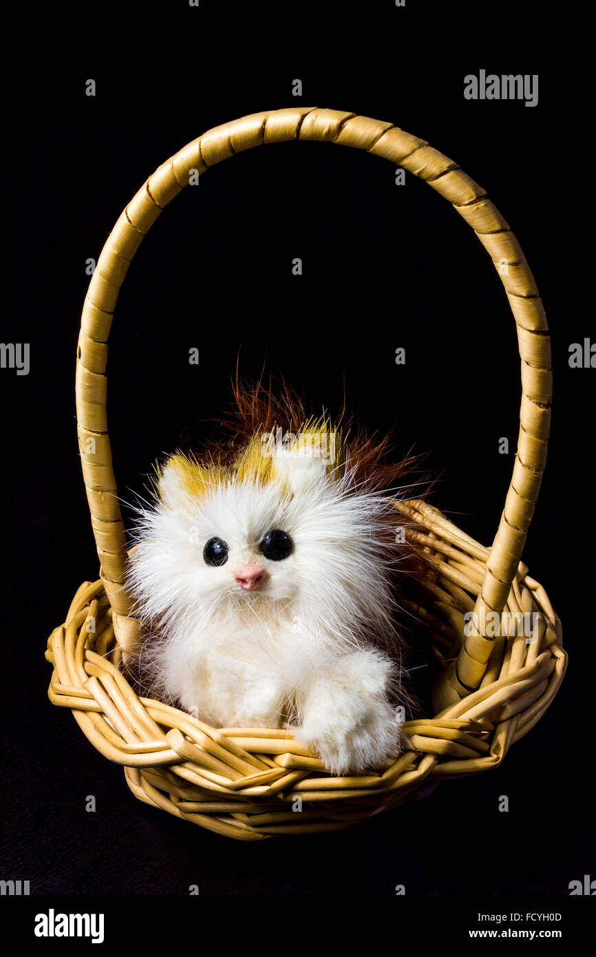 Juguete - gatito en una cesta Foto de stock