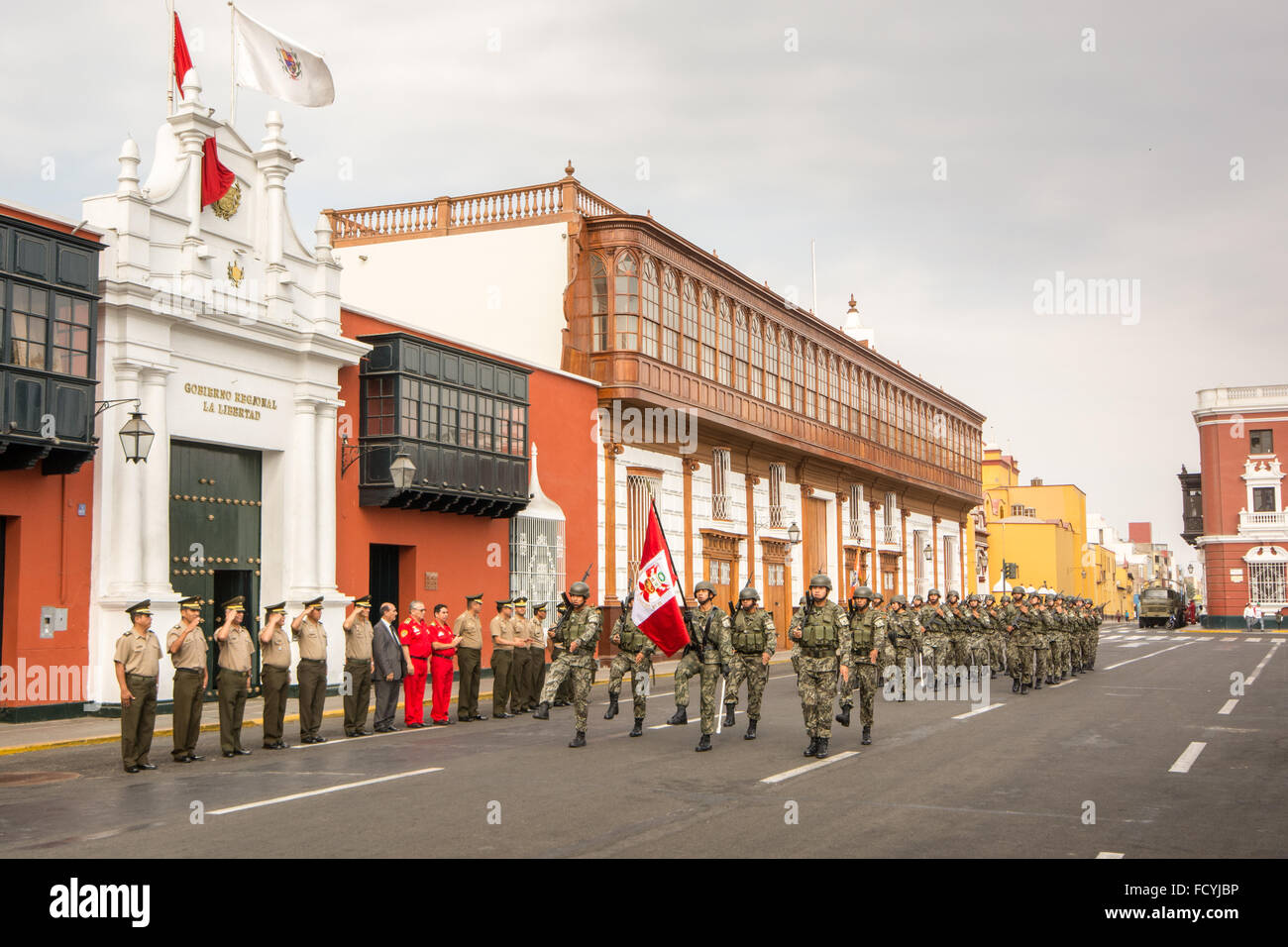 Los miembros de las Fuerzas Armadas peruanas el domingo desfile en la plaza principal de la ciudad de Trujillo en el norte del Perú Foto de stock