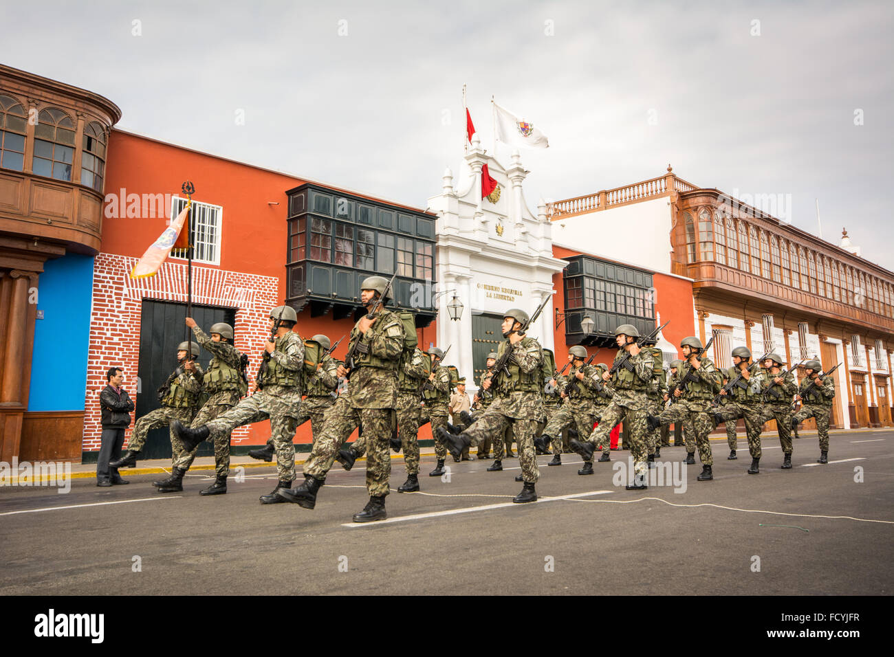 Los miembros del ejército peruano el domingo desfile en la plaza principal de la ciudad de Trujillo en el norte del Perú Foto de stock