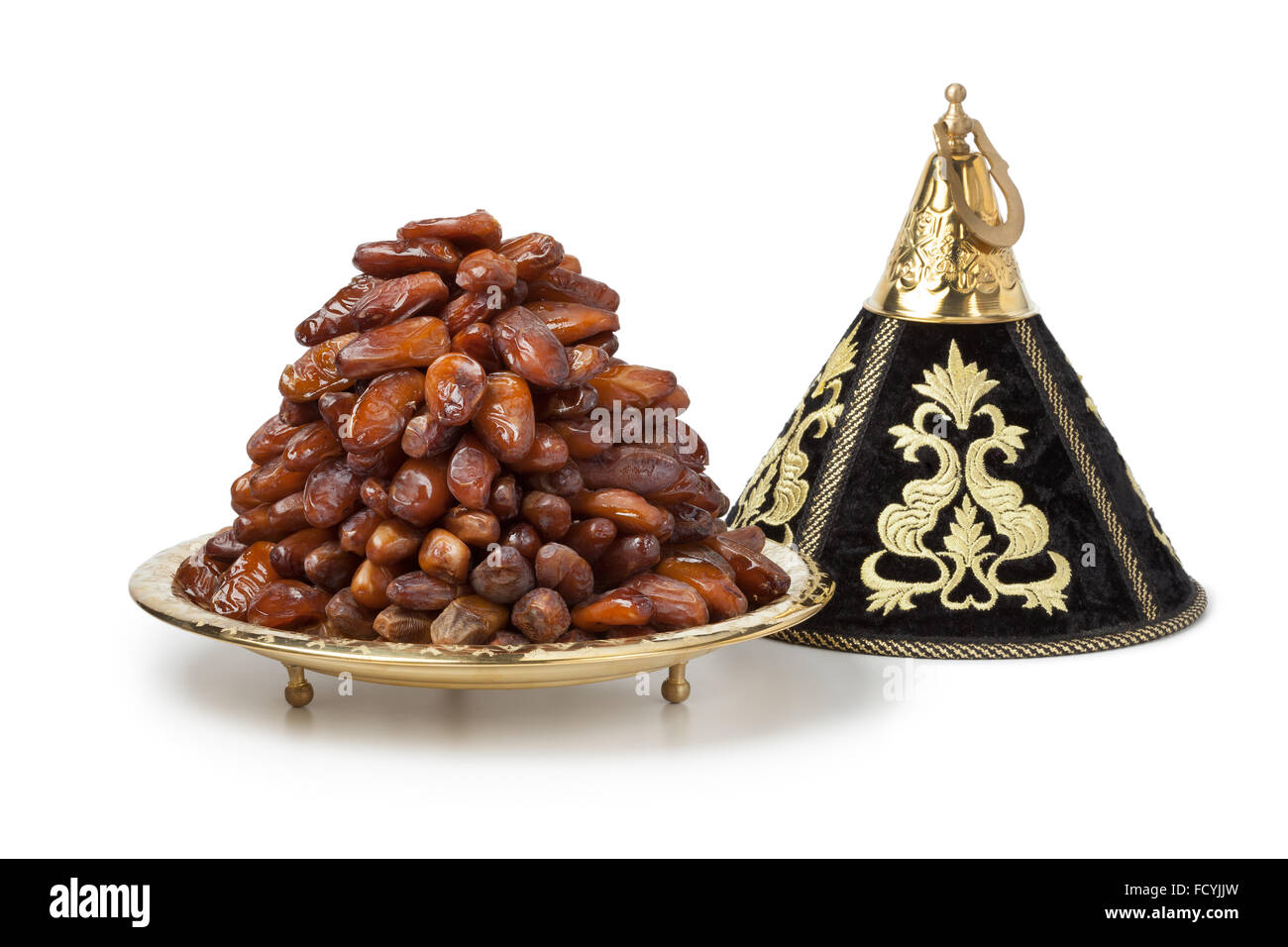 Decoración tajine con fechas de Ramadán sobre fondo blanco. Foto de stock