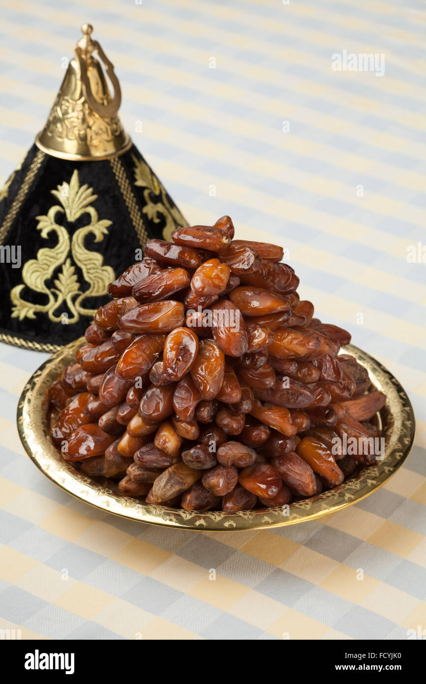 Decoración tajine con fechas de Ramadán Foto de stock