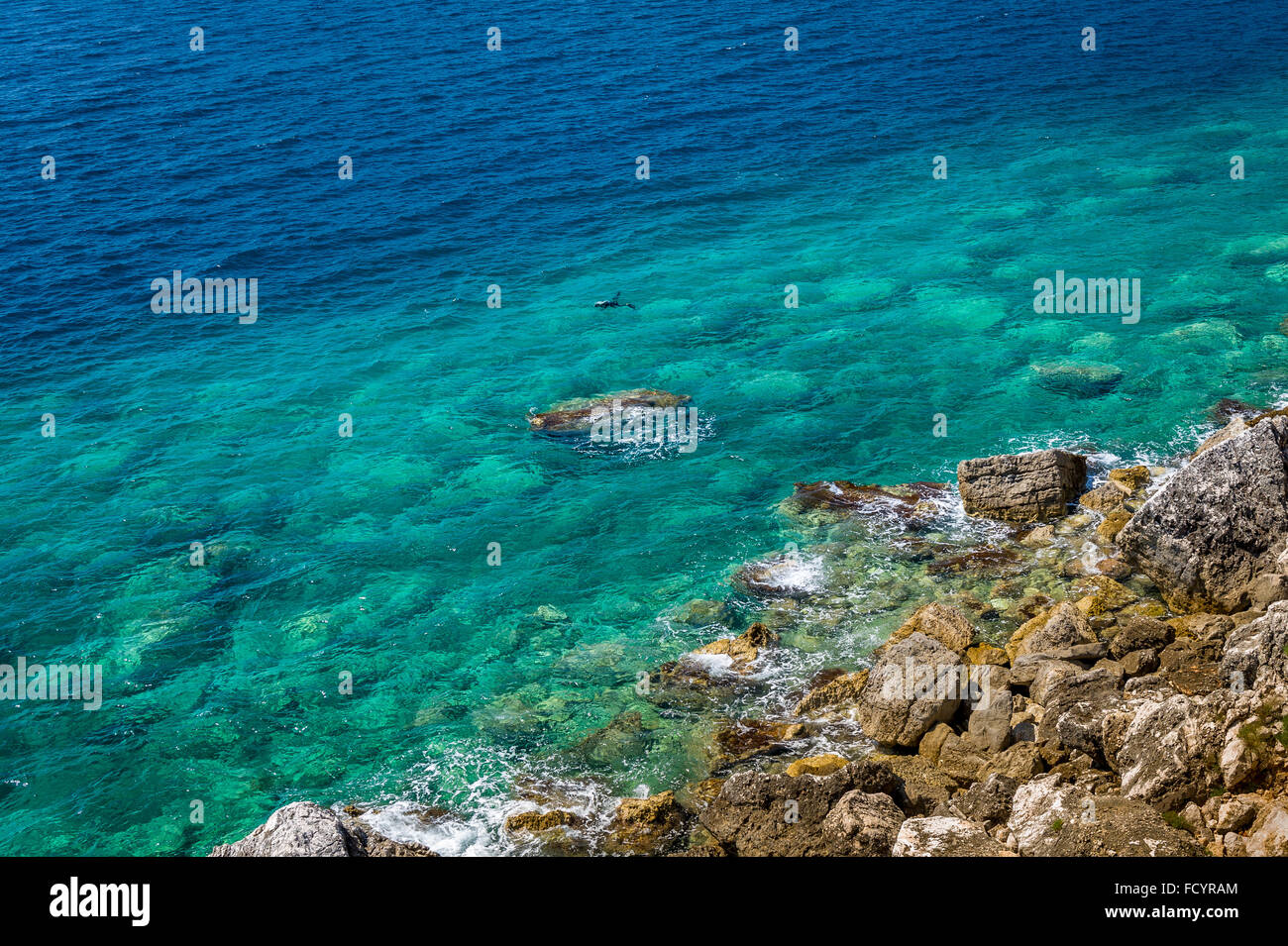 Buceo en el mar Adriático agua turquesa perfecta Foto de stock