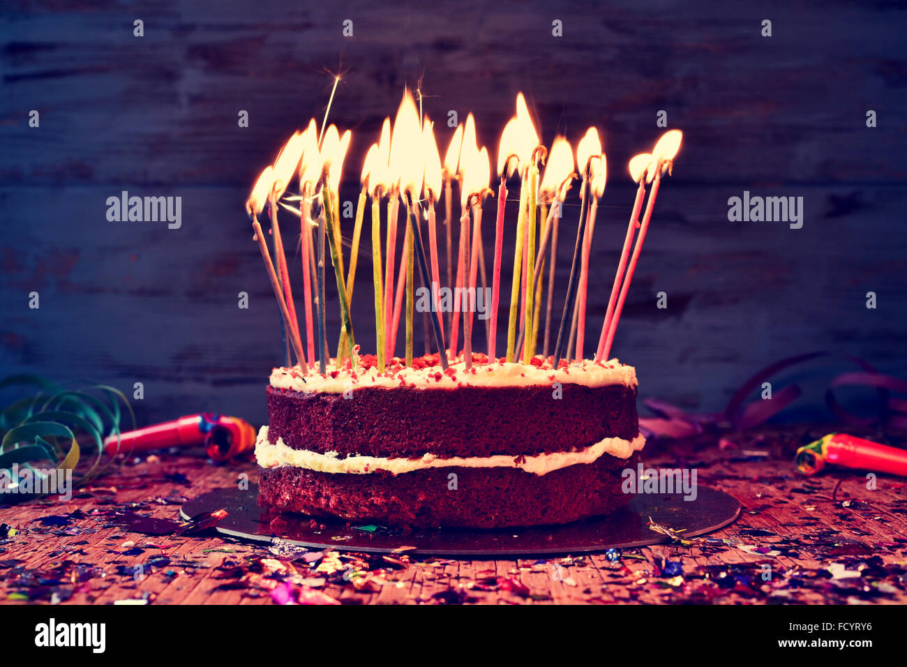 Se apagan las velas en el pastel de cumpleaños