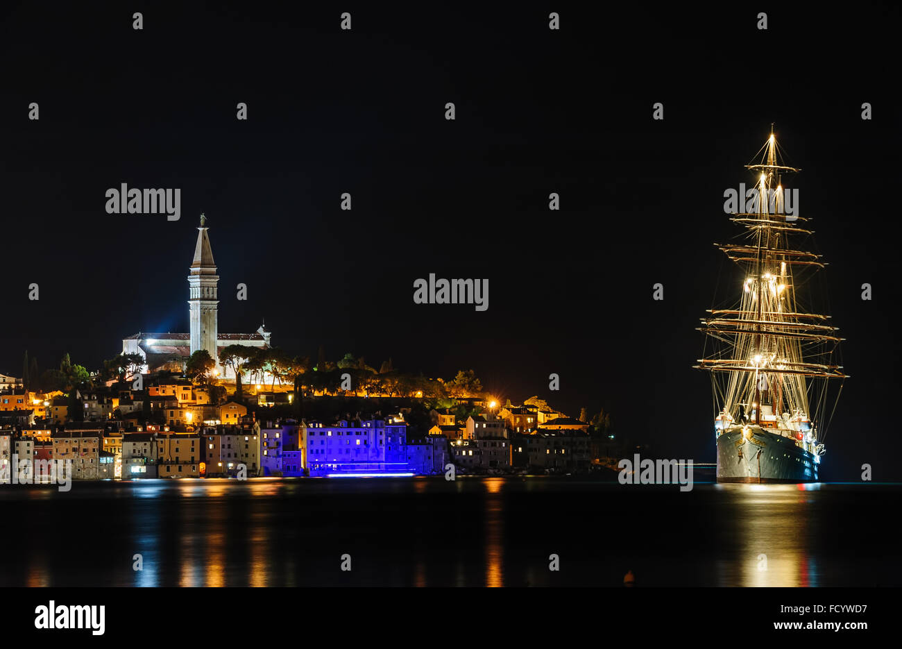 Rovinj, al lado del mar la ciudad en la noche, Croacia Foto de stock