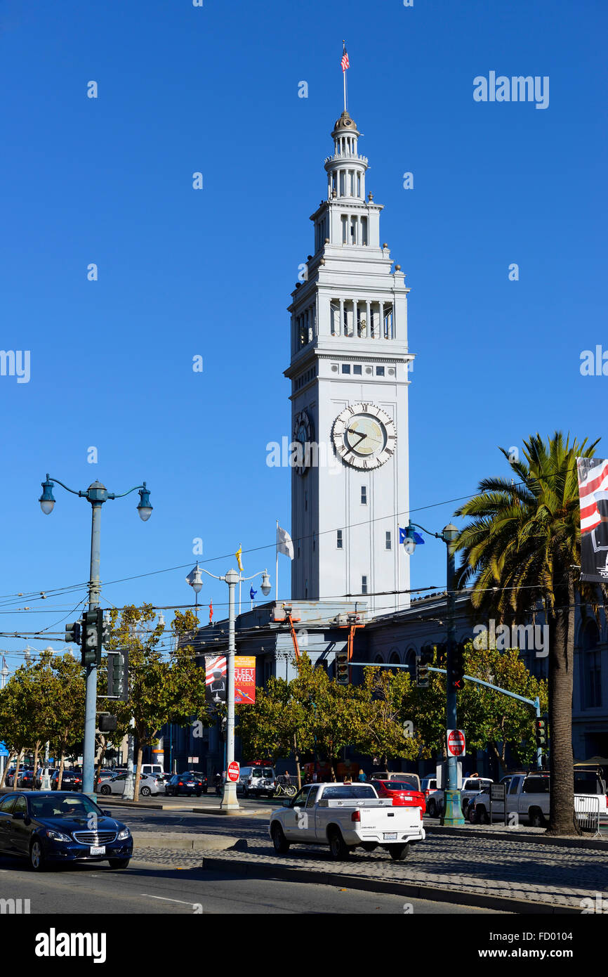La torre del reloj del Edificio del Ferry en el Embarcadero, en San  Francisco, California, EE.UU Fotografía de stock - Alamy