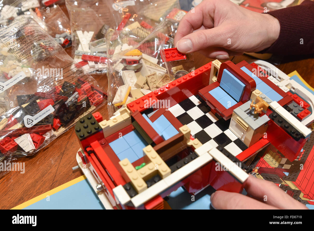 Construcción de model kit hobby modelismo 10220 LEGO volkswagen T1 Camper  Van Fotografía de stock - Alamy