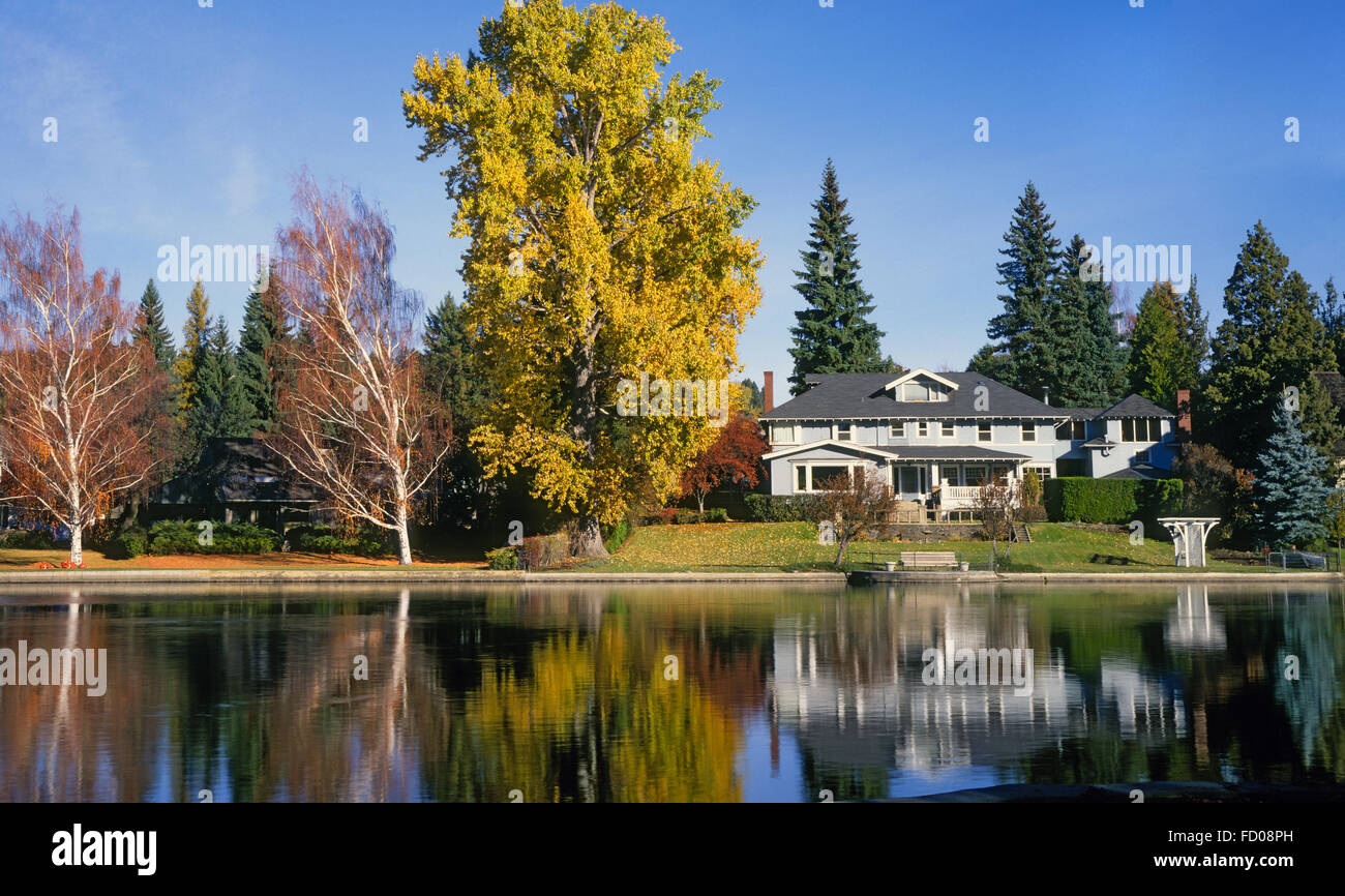 Otoño en el río de Deschutes en Drake Park, en Bend, Oregon Foto de stock